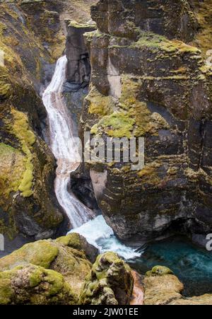 Die dramatischen Wasserfälle der Fjaðrárgljúfur-Schlucht im Süden Islands. Stockfoto
