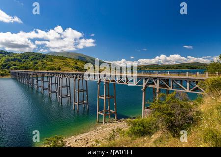 Brücke Ponte delle Stecche, Lago di Campotosto im Nationalpark Gran Sasso e Monti della Laga, Region Abruzzen, Italien Stockfoto