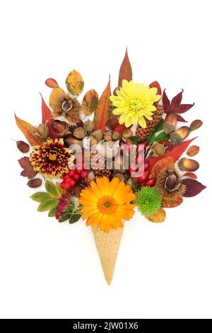 Herbst und Erntedankfest surreale Komposition mit Eiswaffeln, Kegelblättern, Blumen, Früchten, Nüssen. Natur abstrakt für den Herbst. Stockfoto