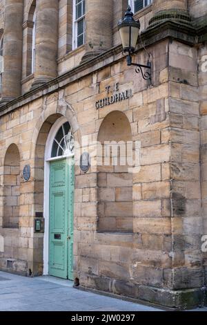 Der Vordereingang zum Guildhall, einem Bürgergebäude in der Nähe des Quayside, Newcastle upon Tyne, Großbritannien. Stockfoto