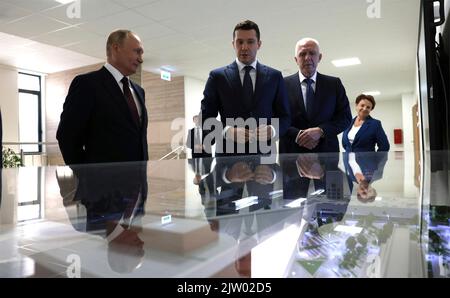 Königsberg, Russland. 01. September 2022. Der russische Präsident Wladimir Putin, links, begleitet vom Gouverneur des Gebiets von Kininingrad, Anton Alikhanov, Zentrum, und dem Beauftragten des Präsidenten, Alexander Gussan, rechts, besucht den Museum- und Theaterpädagogikkomplex am 1. September 2022 in Königsberg, Russland. Kredit: Gavriil Grigorov/Kremlin Pool/Alamy Live Nachrichten Stockfoto