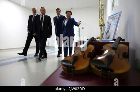 Königsberg, Russland. 01. September 2022. Der russische Präsident Wladimir Putin, Mitte, begleitet vom Gouverneur des Gebiets von Königsberg, Anton Alikhanov, zweite rechts, und dem Gesandten des Präsidenten, Alexander Gussan, links, besucht den Museum- und Theaterpädagogikkomplex am 1. September 2022 in Königsberg, Russland. Kredit: Gavriil Grigorov/Kremlin Pool/Alamy Live Nachrichten Stockfoto