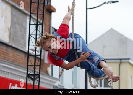 Akrobaten vom No Fit State Circus beim Clifton Street Festival, 2022 Stockfoto