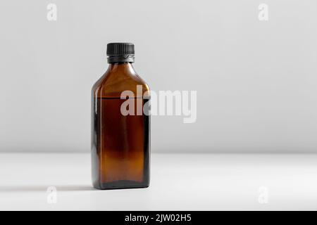 Nahaufnahme von Olivenöl in Glasflasche auf dem Tisch Stockfoto