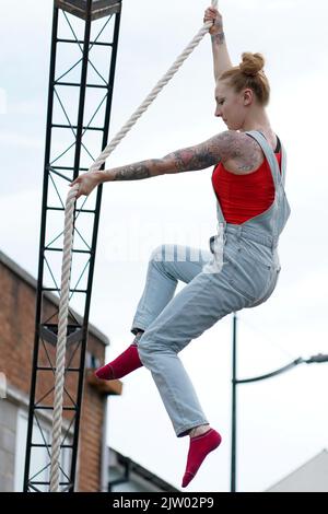 Akrobaten vom No Fit State Circus beim Clifton Street Festival, 2022 Stockfoto