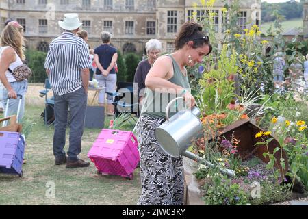 Saffron Walden, Großbritannien. 02.. September 2022. Die erste BBC Gärtner-Weltherbstmesse findet im Audley End House in Essex statt. Shona Lockheart bewässert ihren kleinen Garten „Wir sind alle Kuckuck hier.“ Kredit: Eastern Views/Alamy Live Nachrichten Stockfoto