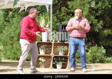 Saffron Walden, Großbritannien. 02.. September 2022. Die erste BBC Gärtner-Weltherbstmesse findet im Audley End House in Essex statt. David Hurrion, Mitherausgeber der Zeitschrift BBC Gardeners' World, im Gespräch mit Chris Collins. Kredit: Eastern Views/Alamy Live Nachrichten Stockfoto