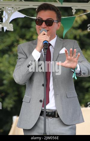 Saffron Walden, Großbritannien. 02.. September 2022. Die erste BBC Gärtner-Weltherbstmesse findet im Audley End House in Essex statt. Chris Weeks, Jazzsänger, tritt auf. Kredit: Eastern Views/Alamy Live Nachrichten Stockfoto