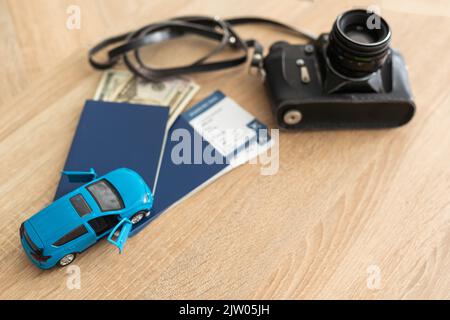 Pass, Tickets und Kamera. Spielzeugauto Stockfoto