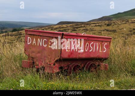 Explosivies Wagon wurde im Gras der Big Pit Heritage Sight, Bleanavon, Wales, abgelegt. Aufgenommen am 28.. Juli 2022. Stockfoto