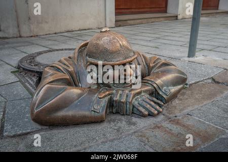Mann bei der Arbeit Skulptur (Cumil von Viktor Hulík , 1997) - Bratislava, Slowakei Stockfoto
