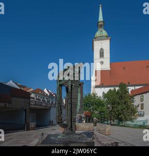 Pamataj-Skulptur (erinnern) mit St. Martin-Kathedrale - Denkmal für die Opfer des Holocaust von Milan Lukáč , 1996 - Bratislava, Slowakei Stockfoto