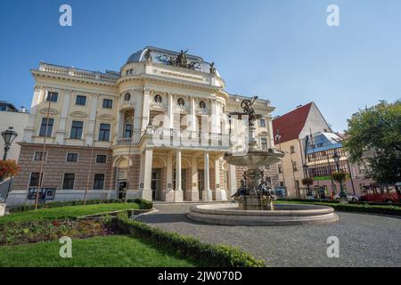 Slowakisches Nationaltheater, historisches Gebäude und Ganymedes-Brunnen - Bratislava, Slowakei Stockfoto