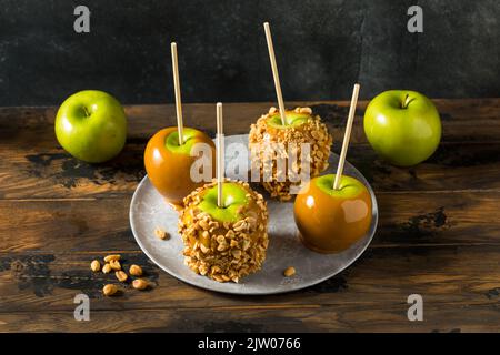 Hausgemachte Halloween Süßigkeiten Tafy Äpfel mit Karamell und Erdnüssen Stockfoto