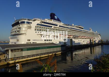 Norwegian Star Cruise Liner, River Mersey, Liverpool, Merseyside, Großbritannien Stockfoto