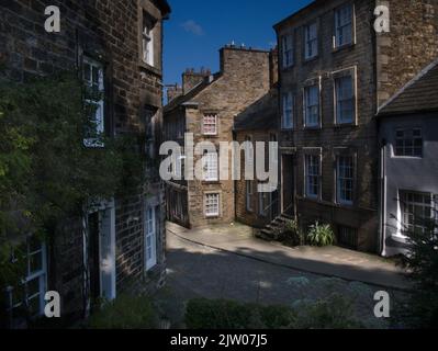 Die alte gepflasterte Straße mit ihren denkmalgeschützten Gebäuden führt hinauf zum wunderschönen Lancaster Castle aus dem 11.. Jahrhundert. Stockfoto