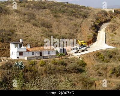 Eine typisch spanische Finca, die in den Hügeln oberhalb von La Cala de Mijas, Costa del Sol, Spanien renoviert wird -------------------------- Una típica finca española que se está renovando en las colinas sobre La Cala de Mijas, Costa del Sol, España Stockfoto