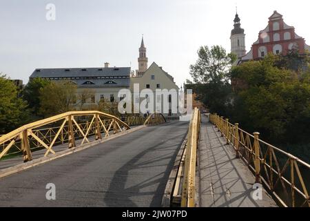 Gelbe Brücke, Opole, Polen mit der Altstadt im Hintergrund, Polen Osteuropa Stockfoto