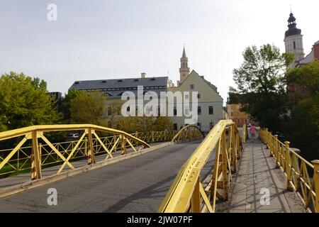 Gelbe Brücke, Opole, Polen mit der Altstadt im Hintergrund, Polen Osteuropa Stockfoto