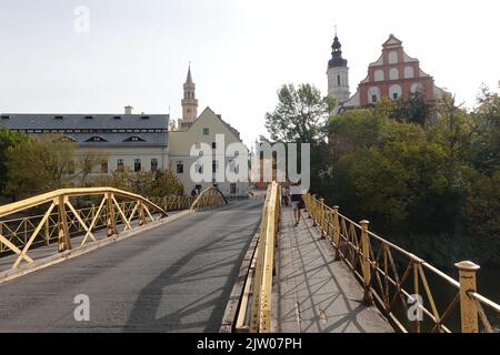 Gelbe Brücke, Opole, Polen mit der Altstadt im Hintergrund, Polen Osteuropa Stockfoto