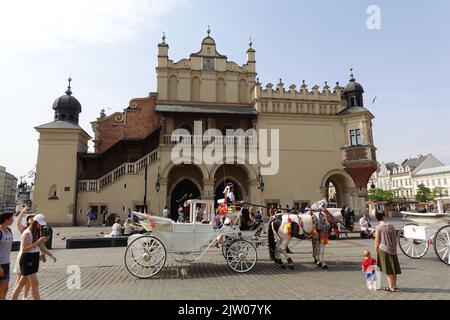 Pferdekutsche bietet Fahrten für Touristen auf dem Marktplatz, Krakau, Polen Stockfoto