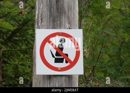 Kein Toilettenschild auf dem Weg in der Tatra Slowakei, Mitteleuropa Stockfoto