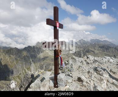 Überqueren Sie auf dem Gipfel des Krivan einen Berg in der Hohen Tatra der Slowakei, Europa Stockfoto