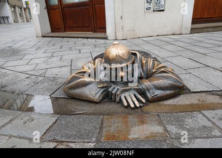 Cumil die Statue des Kanalarbeiters des Bildhauers Viktor Hulik, in einem Schacht, Bratislava, Slowakei, Europa Stockfoto