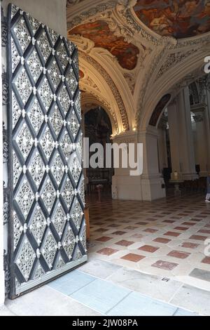 Kunstvolle Türen am Stephansdom, Passau, Bayern, Deutschland Stockfoto