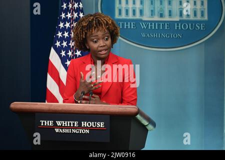 Washington, Vereinigte Staaten Von Amerika. 02. September 2022. Die Pressesprecherin des Weißen Hauses, Karine Jean-Pierre, leitet die tägliche Briefing im Brady Press Briefing Room des Weißen Hauses in Washington, DC am Freitag, dem 2. September 2022.Quelle: Ron Sachs/Pool/Sipa USA Quelle: SIPA USA/Alamy Live News Stockfoto