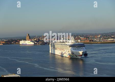 Norwegian Star Cruise Liner, River Mersey, Liverpool, England Vereinigtes Königreich Stockfoto