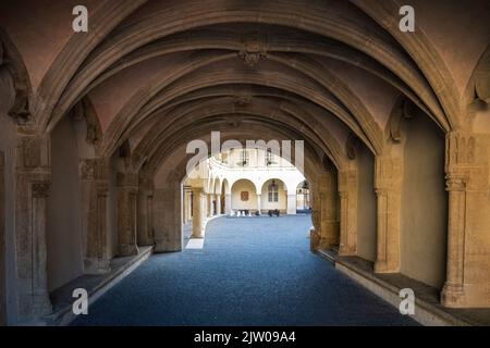 Bögen und Innenhof des Alten Rathauses - Bratislava, Slowakei Stockfoto
