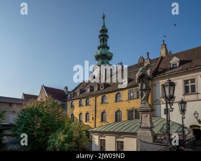 Statue des Johannes von Nepomuk und Turm des Michaels - Bratislava, Slowakei Stockfoto