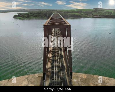 Eisenbahnbrücke über den Fluss Tiete im Bundesstaat Von São Paulo Stockfoto