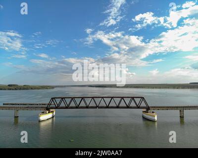 Eisenbahnbrücke über den Fluss Tiete im Bundesstaat Von São Paulo Stockfoto