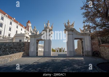 Weiße Tore des Ehrengerichts auf der Burg Bratislava - Bratislava, Slowakei Stockfoto