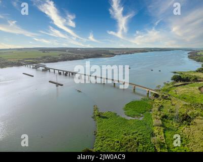 Eisenbahnbrücke über den Fluss Tiete im Bundesstaat Von São Paulo Stockfoto