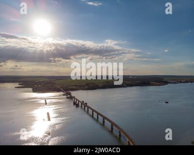 Eisenbahnbrücke über den Fluss Tiete im Bundesstaat Von São Paulo Stockfoto