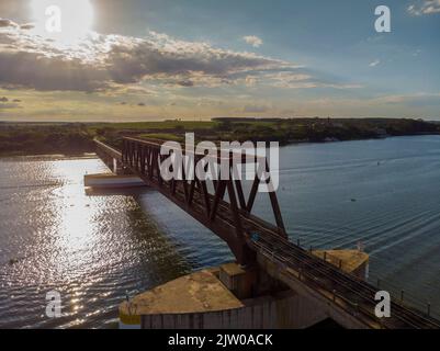 Eisenbahnbrücke über den Fluss Tiete im Bundesstaat Von São Paulo Stockfoto