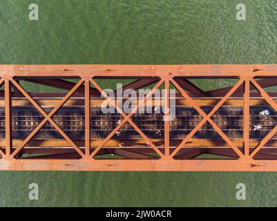 Eisenbahnbrücke über den Fluss Tiete im Bundesstaat Von São Paulo Stockfoto