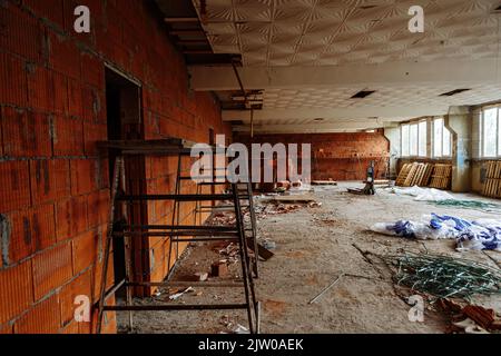 Uschhorod, Ukraine. 02. September 2022. UZHHORORD, UKRAINE - 02. SEPTEMBER 2022 - Bürofläche des ehemaligen Maschinenbauwerks "Tysa", das eine Baufirma aus Melitopol in Wohnwohnungen umbaut, Uschhorod, Region Zakarpattia, Westukraine. Kredit: Ukrinform/Alamy Live Nachrichten Stockfoto