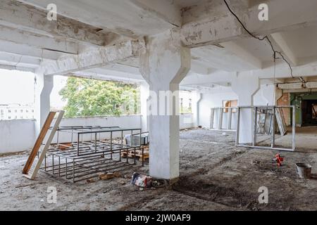 Uschhorod, Ukraine. 02. September 2022. UZHHORORD, UKRAINE - 02. SEPTEMBER 2022 - Bürofläche des ehemaligen Maschinenbauwerks "Tysa", das eine Baufirma aus Melitopol in Wohnwohnungen umbaut, Uschhorod, Region Zakarpattia, Westukraine. Kredit: Ukrinform/Alamy Live Nachrichten Stockfoto