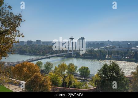 Luftaufnahme der Donau mit SNP-Brücke und UFO-Turm - Bratislava, Slowakei Stockfoto