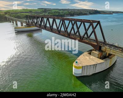 Eisenbahnbrücke über den Fluss Tiete im Bundesstaat Von São Paulo Stockfoto