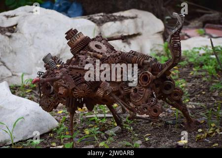 Ein Bildhauer von Stier aus Maschinenteilen. Stockfoto