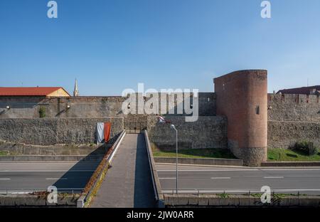 Alte mittelalterliche Mauern in der Altstadt von Bratislava - Bratislava, Slowakei - Bratislava, Slowakei Stockfoto