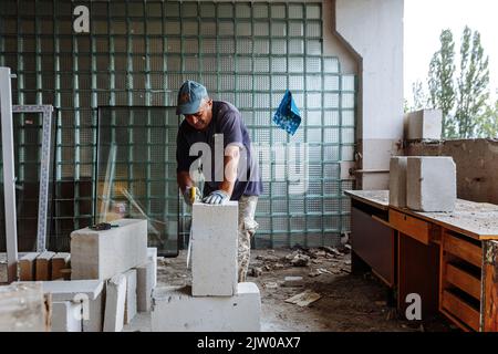 Uschhorod, Ukraine. 02. September 2022. UZHHORORD, UKRAINE - 02. SEPTEMBER 2022 - ein Mitarbeiter einer Baufirma aus Melitopol arbeitet an der Umwandlung der Büroflächen des ehemaligen Maschinenbauwerks Tysa in Wohnwohnungen, Uschhorod, Region Zakarpattia, Westukraine. Kredit: Ukrinform/Alamy Live Nachrichten Stockfoto