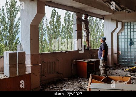 Uschhorod, Ukraine. 02. September 2022. UZHHORORD, UKRAINE - 02. SEPTEMBER 2022 - die Mitarbeiter einer Baufirma aus Melitopol arbeiten an der Umwandlung der Büroflächen des ehemaligen Maschinenbauwerks Tysa in Wohnwohnungen, Uschhorod, Region Zakarpattia, Westukraine. Kredit: Ukrinform/Alamy Live Nachrichten Stockfoto