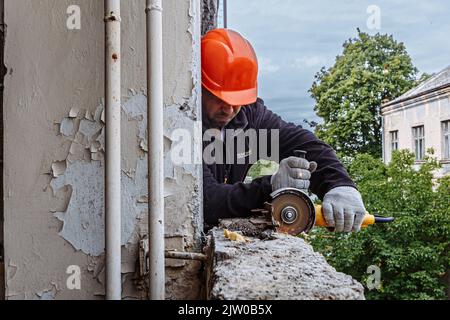 Uschhorod, Ukraine. 02. September 2022. UZHHORORD, UKRAINE - 02. SEPTEMBER 2022 - ein Mitarbeiter einer Baufirma aus Melitopol arbeitet an der Umwandlung der Büroflächen des ehemaligen Maschinenbauwerks Tysa in Wohnwohnungen, Uschhorod, Region Zakarpattia, Westukraine. Kredit: Ukrinform/Alamy Live Nachrichten Stockfoto