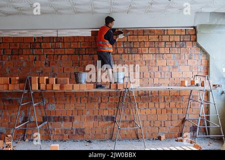 Uschhorod, Ukraine. 02. September 2022. UZHHORORD, UKRAINE - 02. SEPTEMBER 2022 - ein Mitarbeiter einer Baufirma aus Melitopol arbeitet an der Umwandlung der Büroflächen des ehemaligen Maschinenbauwerks Tysa in Wohnwohnungen, Uschhorod, Region Zakarpattia, Westukraine. Kredit: Ukrinform/Alamy Live Nachrichten Stockfoto